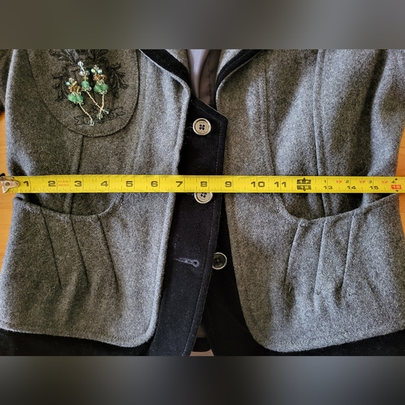 DKNY Jeans. Short waisted grey felt wool blazer, black velvet trim - Picture 12 of 13